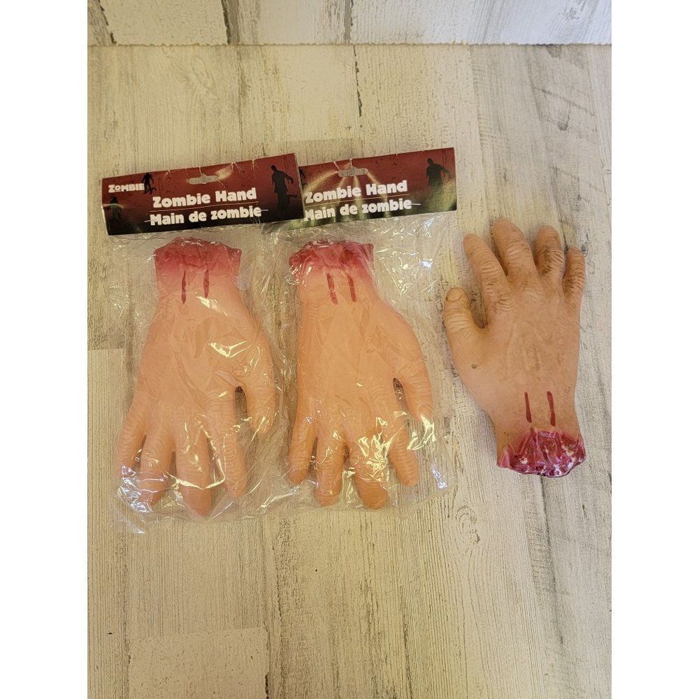 Severed hand set zombie Halloween scary blood lawn prop